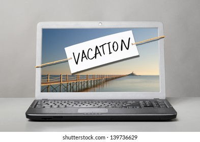 laptop with note about vacation