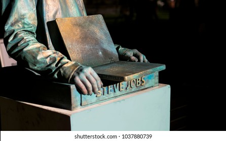laptop statue Steve Jobs name.symbol of technological century