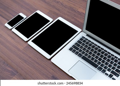 ordinateur portable avec tablette et smartphone sur table