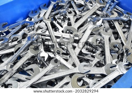 A large amount of spanner wrench