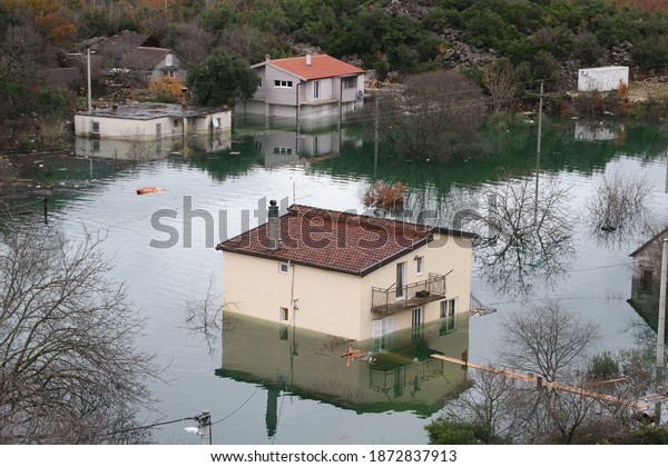 A large amount of water flooded the houses and
the whole settlement
