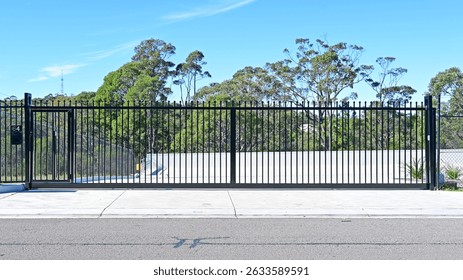 Large automatic commercial sliding gate