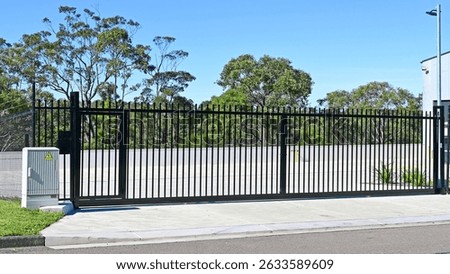 Large automatic commercial sliding gate
