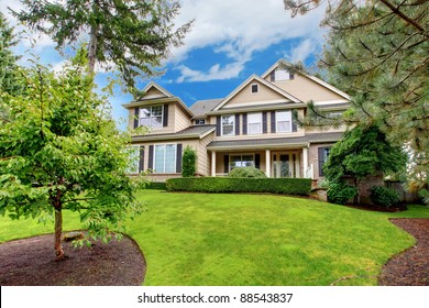 Large Beautiful Home With Green Grass