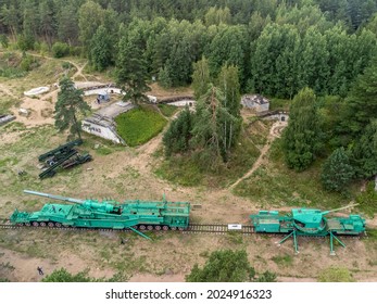 large cannons on railway platforms and a battery of anti-ship guns. The concrete fortifications were built in 1912.