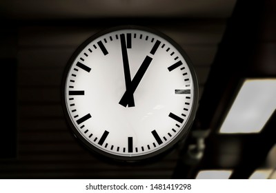 956 Big Train Station Clock Images, Stock Photos & Vectors | Shutterstock