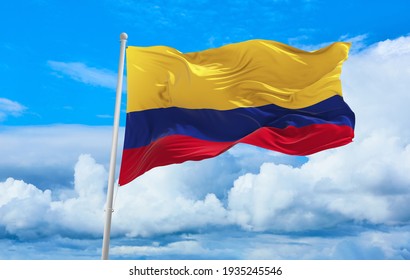 Große kolumbianische Flagge im Wind schwellt