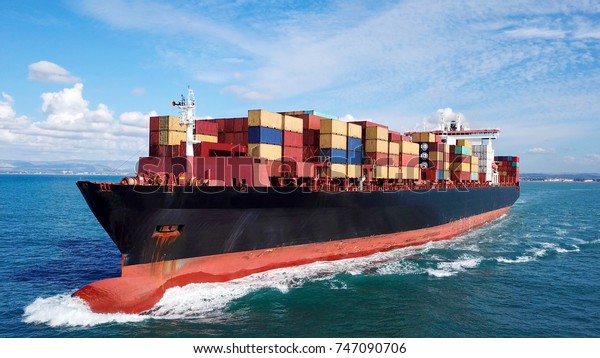 Kapal Kontainer Besar Di Laut Foto Stok 747090706 Shutterstock