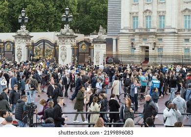 Large Crowd Outside Buckingham Palace To Lay Flowers And Remember Queen Elizabeth II After Her Death. London - 9th September 2022