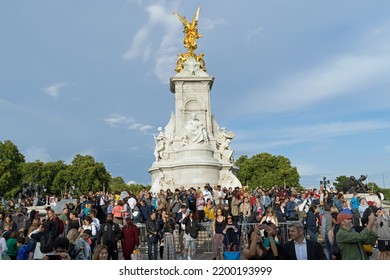 Large Crowd Outside Buckingham Palace To Lay Flowers And Remember Queen Elizabeth II After Her Death. London - 9th September 2022