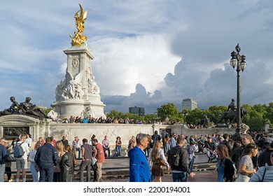 Large Crowd Outside Buckingham Palace To Lay Flowers And Remember Queen Elizabeth II After Her Death. London - 9th September 2022