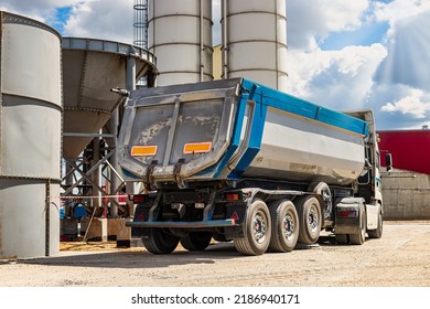 257 Dumper With Operator Images, Stock Photos & Vectors | Shutterstock