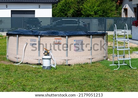 Large expansion pool with a diameter of 3.96 meters, set in the backyard next to the house.