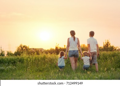 Grosse Familie mit Kindern, Außenbereich
