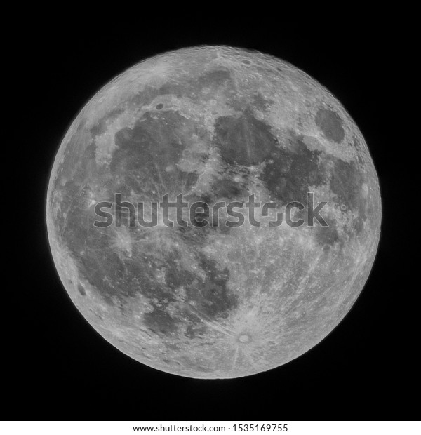Large\
full moon seen in detail over the darkness of\
night