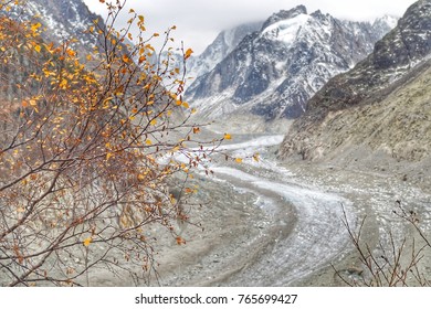 A large glacier between the mountains