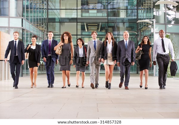 Grand Groupe D'hommes D'affaires Dans Le : Photo De Stock (modifiable