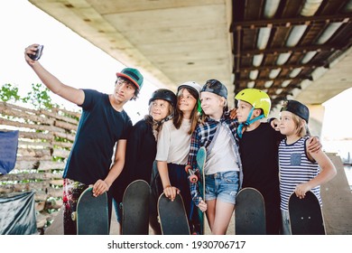 Large Group Friends Children Skateboarders Make Videos, Online Broadcasts, Video Calls On Phone In Skate Park. Kids Spend Time On Skateboarding Training, Take Selfie Photo, Embracing Together.