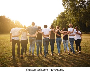 grup mare de prieteni împreună într-un parc care se distrează