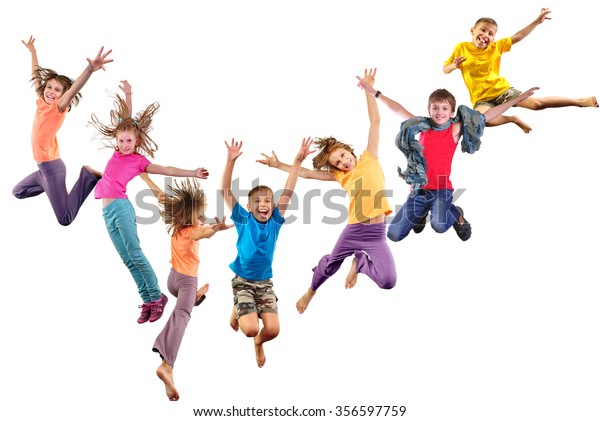 幸せな陽気な子どもたちの大きなグループがジャンプして踊っている 白い背景に 子ども時代 自由 幸せのコンセプト の写真素材 今すぐ編集