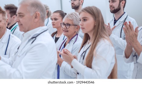 eine große Gruppe von Ärzten, die gemeinsam applaudieren.