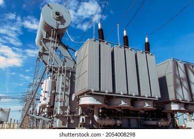 Gran transformador de potencia industrial para subestación de alta tensión. Ingeniería energética.
