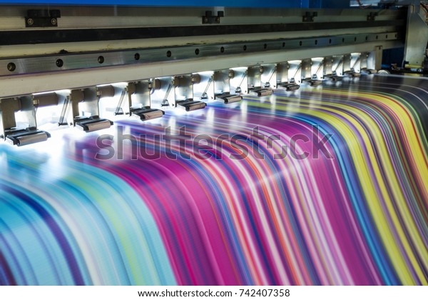 Large Inkjet printer working multicolor cmyk on\
vinyl banner