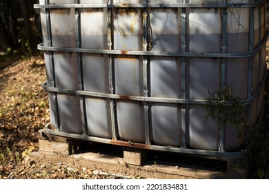 Large Liquid Capacity. Plastic Tank. Large Volume. Steel Cage.