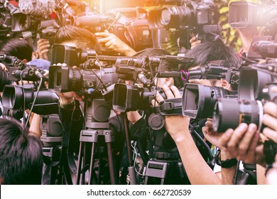  große Zahl von Presse- und Medienreportern bei Rundfunkveranstaltungen