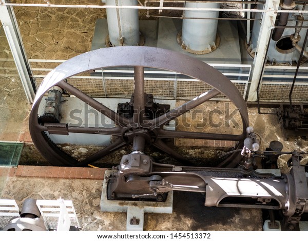 Large old\
gears turning in large vintage\
machinery