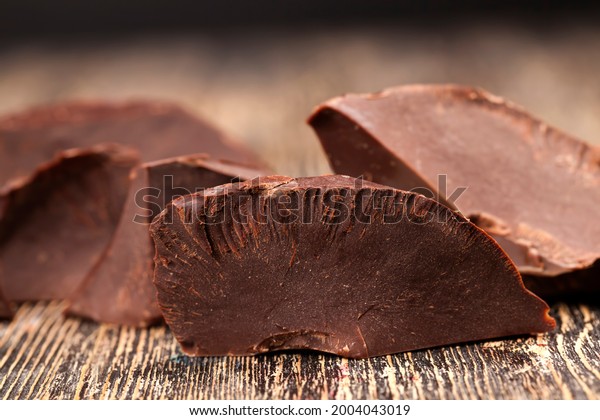  large pieces\
of bitter chocolate with cocoa and butter, divided into pieces a\
piece of chocolate from cocoa