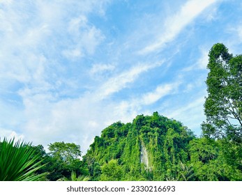 The large pool next to the mountain