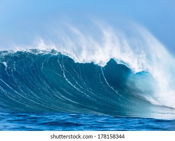 Large Powerful Ocean Wave