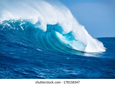 Large Powerful Ocean Wave