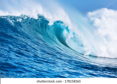 Large Powerful Ocean Wave