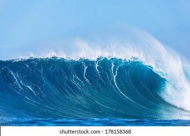 Large Powerful Ocean Wave