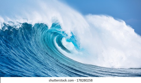 Large Powerful Ocean Wave