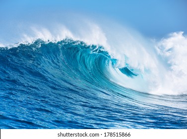 Large Powerful Ocean Wave