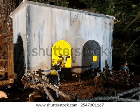 A large representation of the birth of Jesus Christ, recreating in detail the portal of Bethlehem during the Christmas holidays. In the manger, the bakery, the fishmonger, the washerwomen, the shepher