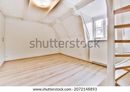 Zimmer in typischer Berliner Altbauwohnung, leer