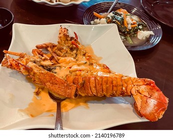 Large Stir Fried Lobster With Salted Egg Sauce