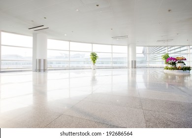 großes Fenster in weißem Büro 
