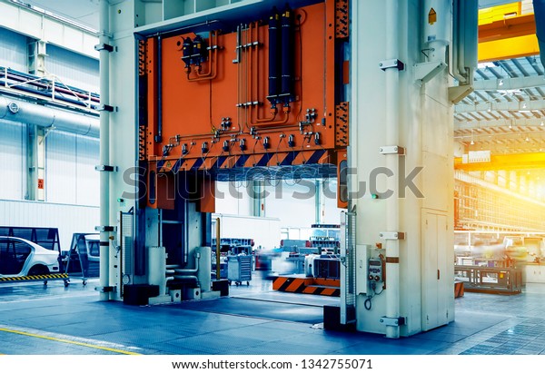 Large-scale automobile manufacturing\
and production of stamping lathes in stamping\
workshops