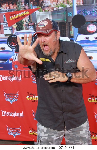 Larry The
Cable Guy at the Grand Opening of 