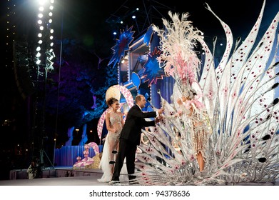 LAS PALMAS, SPAIN - FEBRUARY 3: First prize to Queen Laura Medina(r) is presented by Laura Ojeda(l) and Juan Jose Cardona(m) during Queens Gala on February 3, 2012 in Las Palmas, Spain.