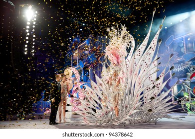 LAS PALMAS, SPAIN - FEBRUARY 3: First prize to Queen Laura Medina(r) is presented by Juan Jose Cardona(l) and Laura Ojeda(m) during Queens Gala on February 3, 2012 in Las Palmas, Spain.