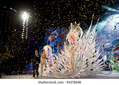 LAS PALMAS, SPAIN - FEBRUARY 3: First prize to Queen Laura Medina(r) is presented by Juan Jose Cardona(l) and Laura Ojeda(m) during Queens Gala February 3, 2012 in Las Palmas, Spain.