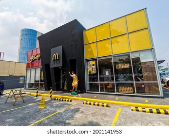 Las Pinas, Metro Manila, Philippines - July 2021: Perspective View Of A Mcdonalds Fast Food Restaurant. Stand Alone Building.