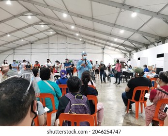 Las Pinas, Metro Manila, Philippines - Sept 2021: A Doctor Conducts An Information Campaign During A Round Of Covid-19 Vaccination Using Moderna.