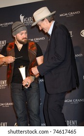 LAS VEGAS - APR 3:  Zac Brown And James Taylor In The Press Room At The Academy Of Country Music Awards 2011 At MGM Grand Garden Arena On April 3, 2011 In Las Vegas, NV.